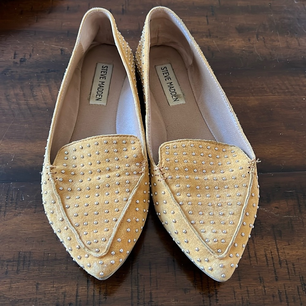 Steve Madden Feathers Studded
Suede Loafers Size 9 Mustard Yellow point toe flat